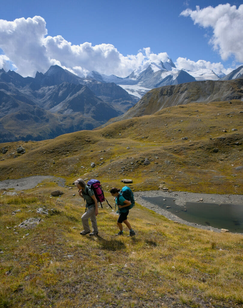 Montée dans la pente herbeuse sous le Meidhorn