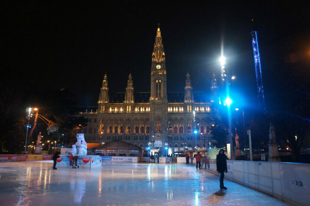 Patinoire devant la Rathaus à Vienne en janvier