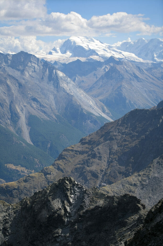 la cabane de Topali au loin