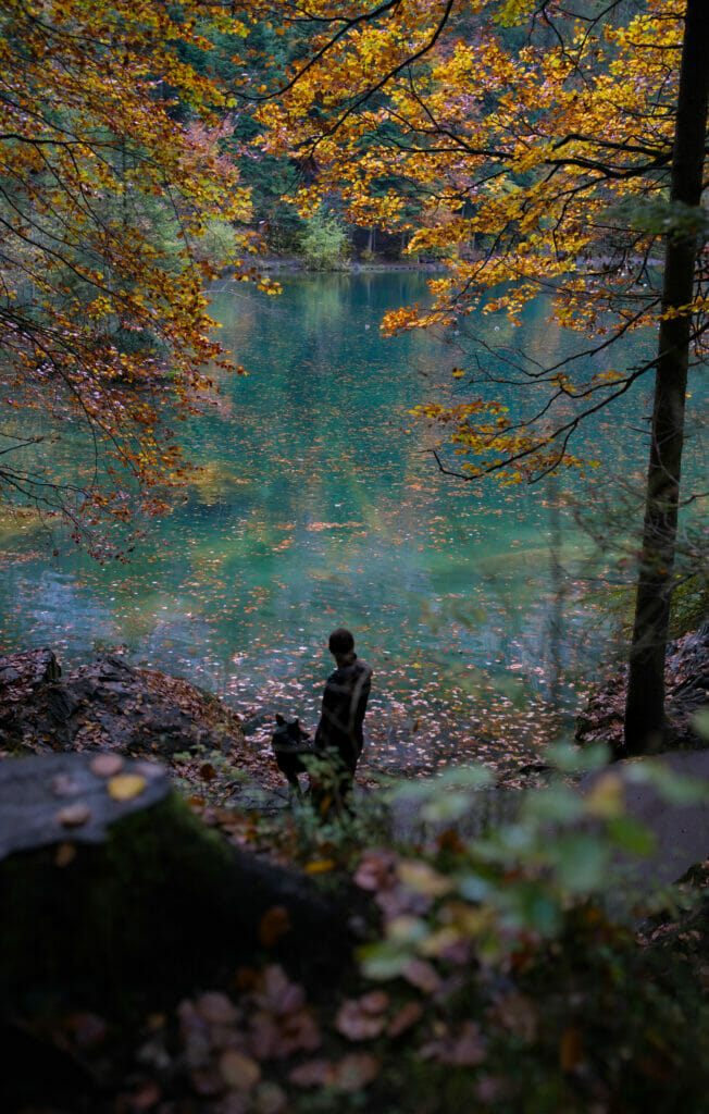 le lac bleu dans la vallée de Kander