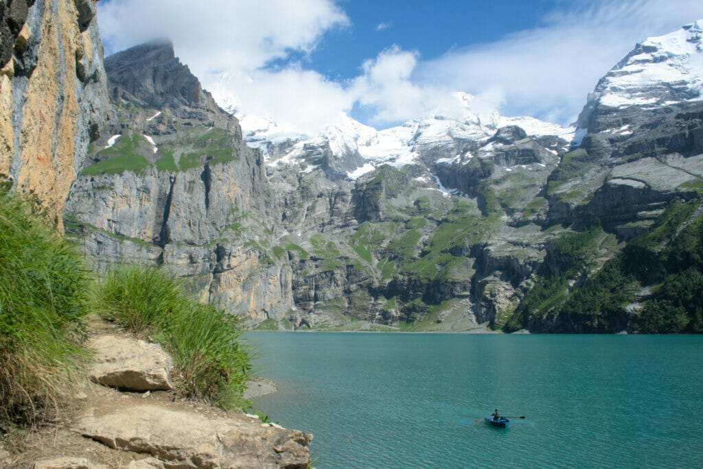 le bord du lac d'Oeschinen