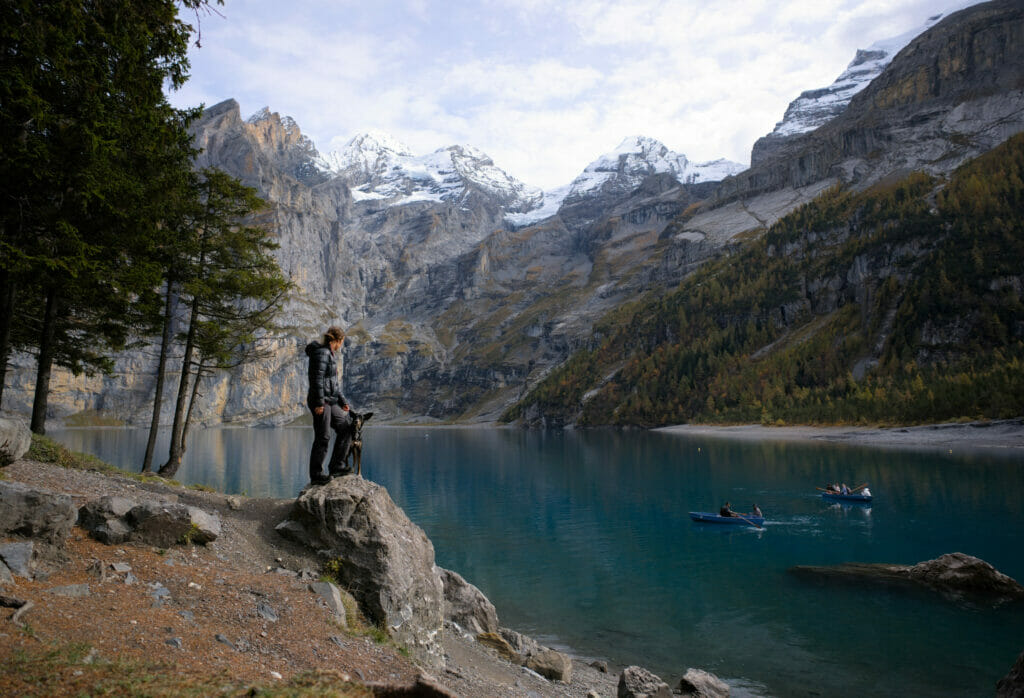 au bord du lac d'oeschinen en automne