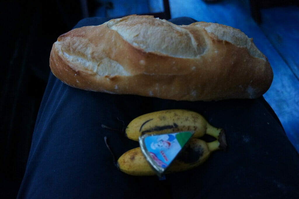 petit-déjeuner sur le bateau sur le delta