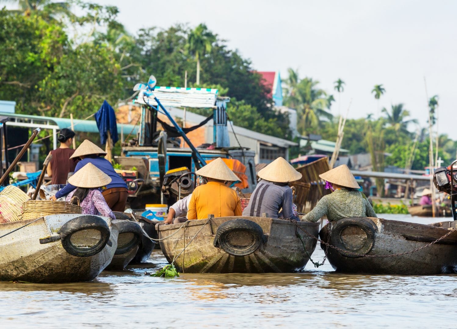 marché flottant sur le delta mekong
