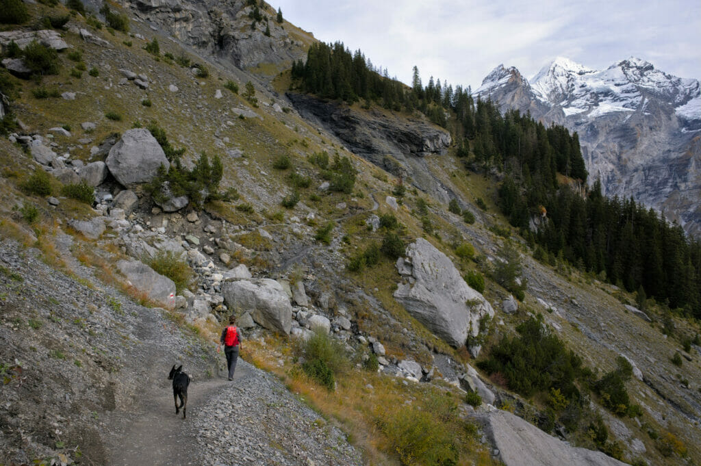 la montée sur le chemin haut de Oeschinen