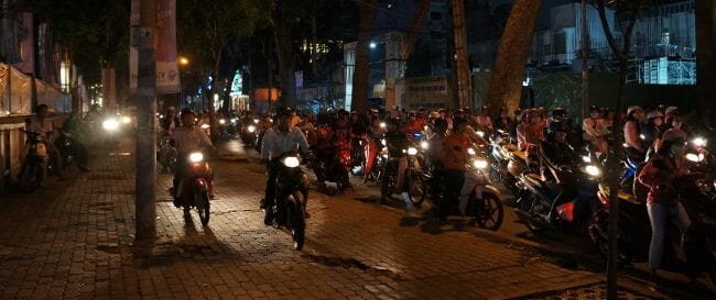 Traffic de fou à Saigon… vive les scooters! scooters traffic in Saigon (Ho Chi Minh)