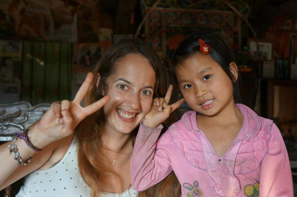 Fabienne et une jeune Vietnamienne à Ba Be