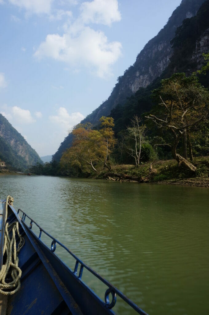 tour en bateau dans le parc national à Ba Be