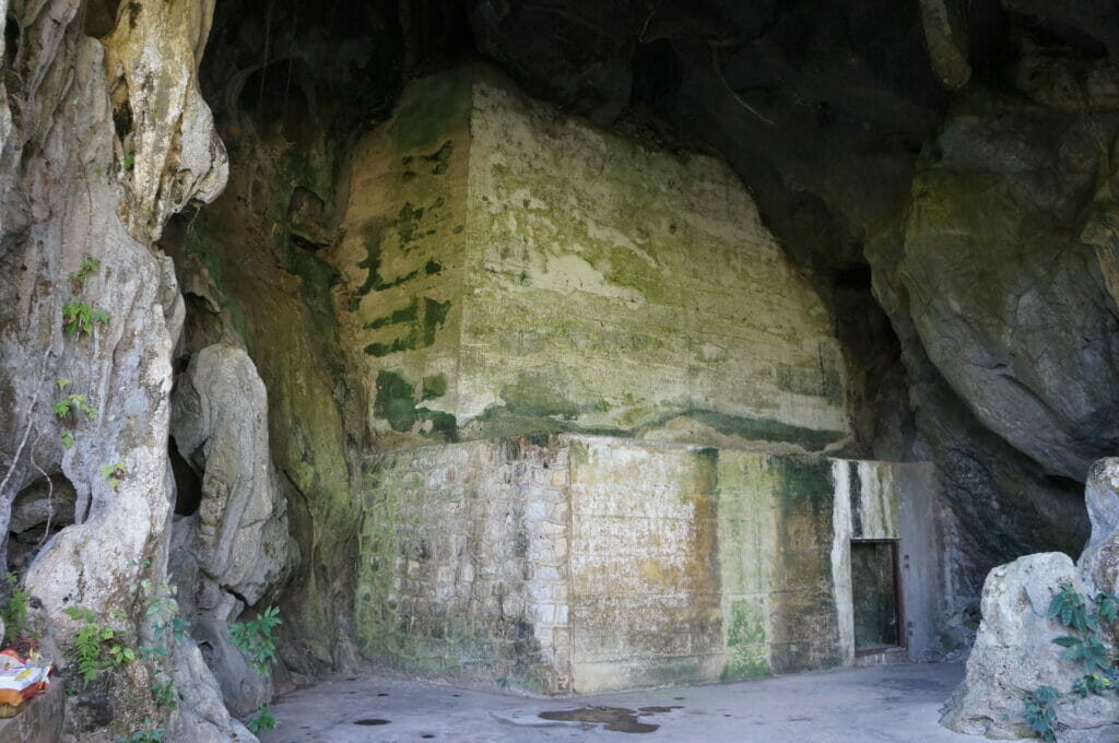 la grotte de l'hôpital sur l'île de Cat Ba