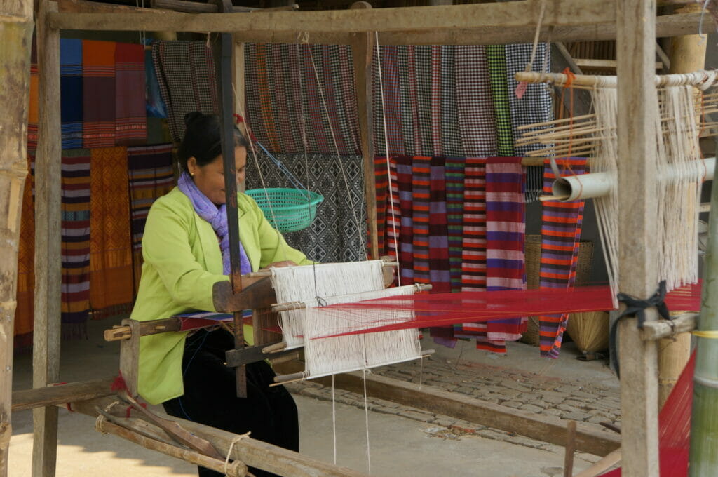 Production de pashminas pour les visiteurs vietnamese in Mai chau