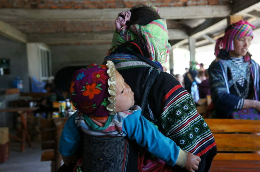 une femme Hmong avec son bébé sur le dos à Sapa