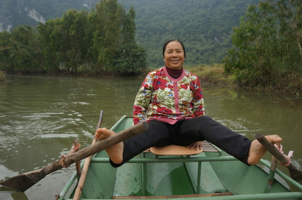 Notre rameuse... avec les pieds, dans la baie d'halong terrestre