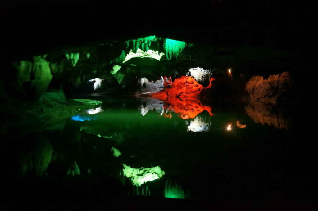 dans une grotte à Tam Coc