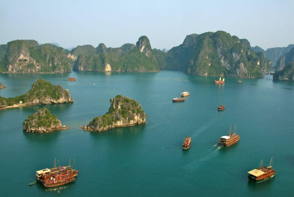 la baie d'halong maritime au Vietnam