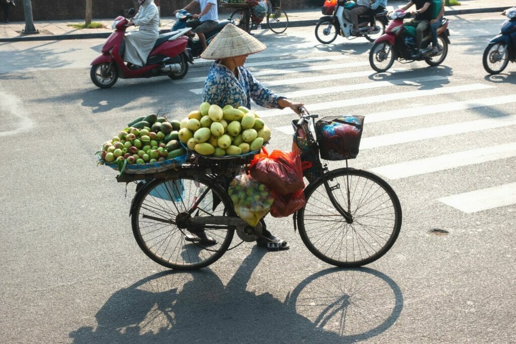 vendeuse dans la rue à Hanoi