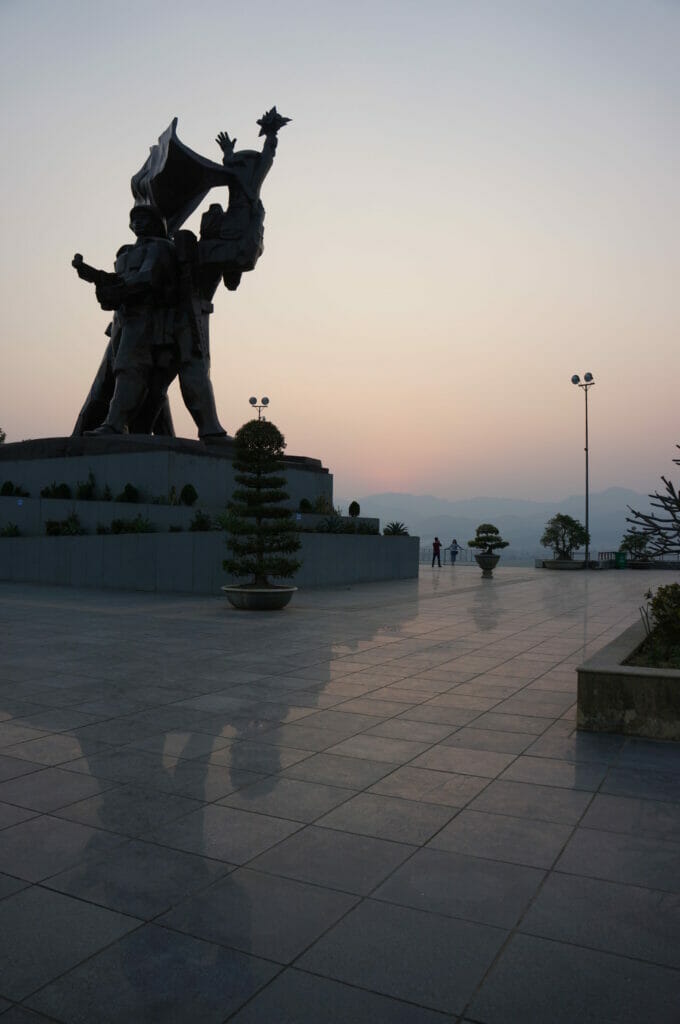 coucher de soleil depuis le mémorial de Dien bien phu, au nord du laos