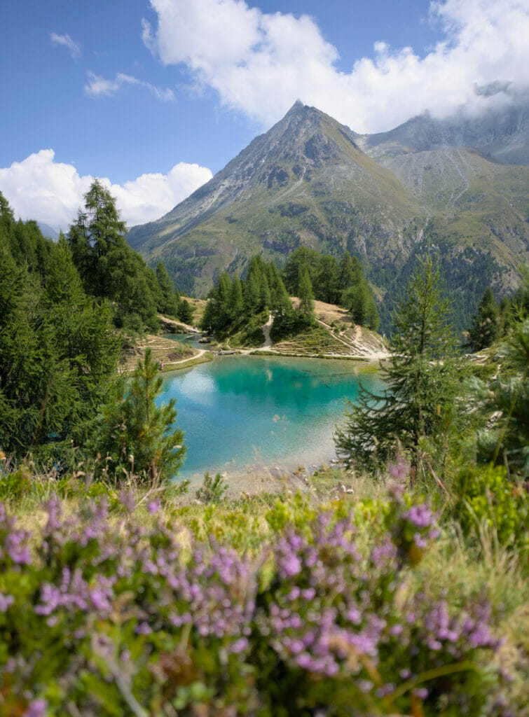 lac bleu à Arolla en été