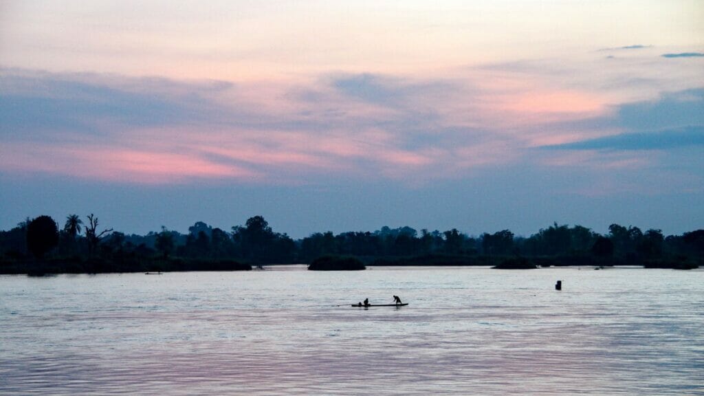 coucher de soleil sur le mékong dans les 4000 îles au Laos