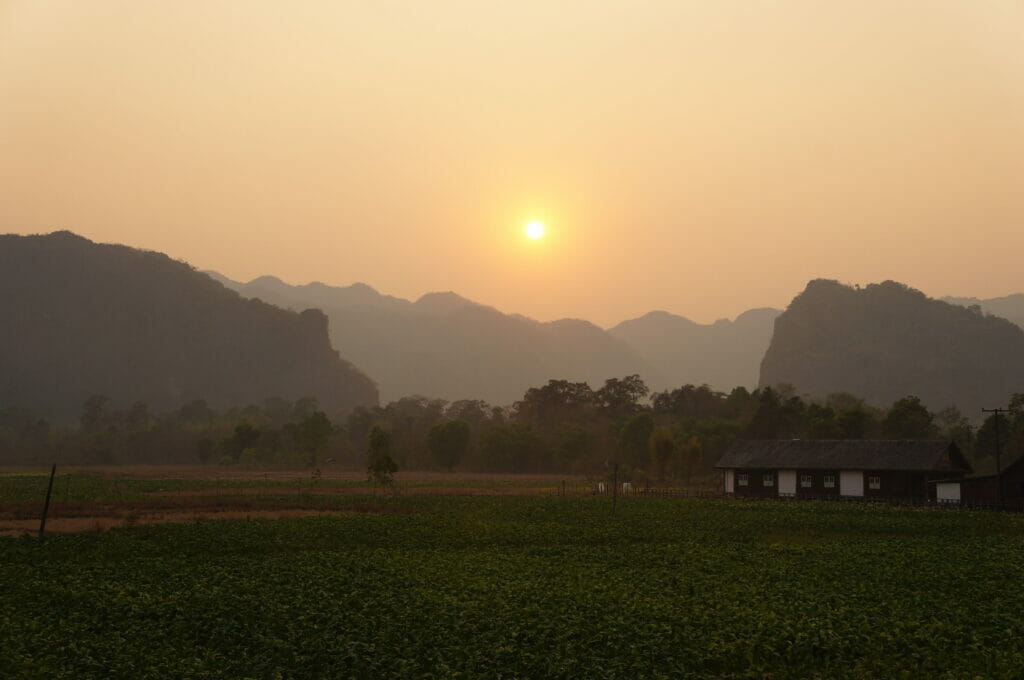 coucher de soleil à Konglor au Laos
