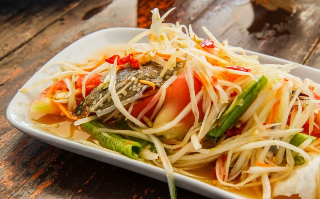 la salade de papaye verte ou tam mak houng