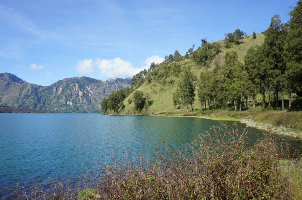 au bord du lac Segara Anak dans le cratère