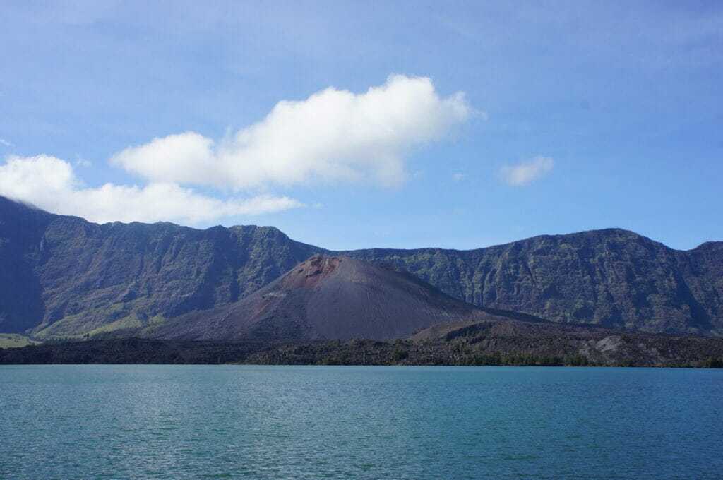 au bord du lac Segara Anak et le petit volcan Baru Jari