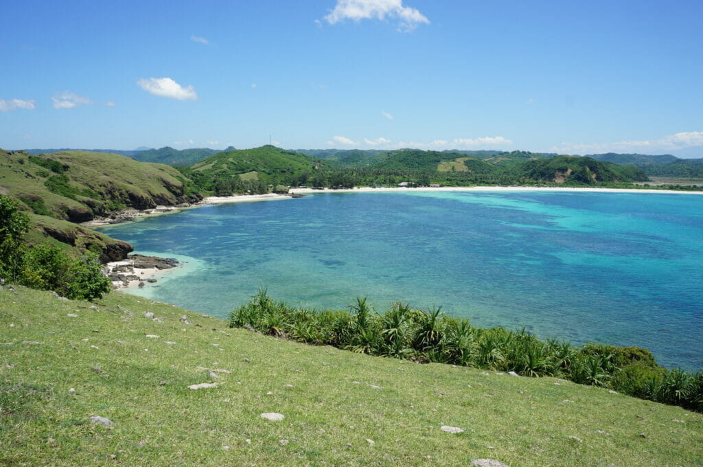 Bukit merese à côté de la plage Tajung Aan à Kuta sur l'île de Lombok