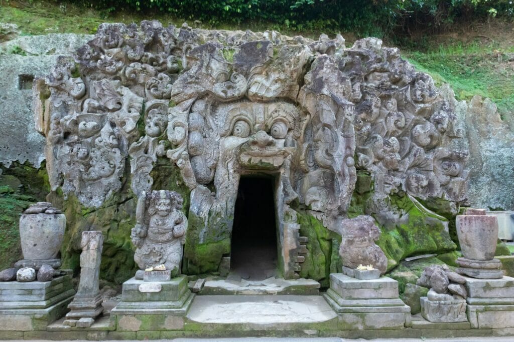 le temple goa gerba et sa porte dans la bouche du démon proche d'Ubud