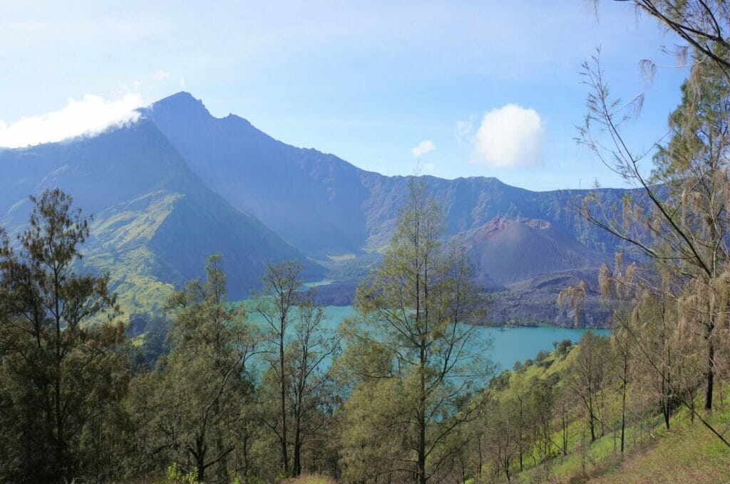 vue sur le Rinajni et le lac Segara Anak
