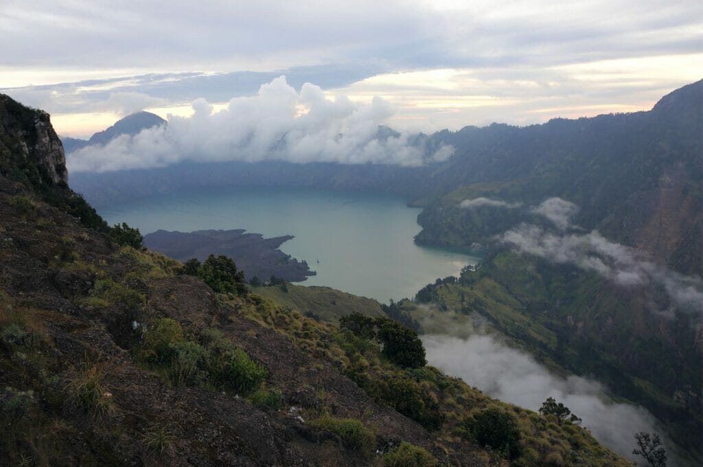 coucher du soleil au pied du volcan Rinjani