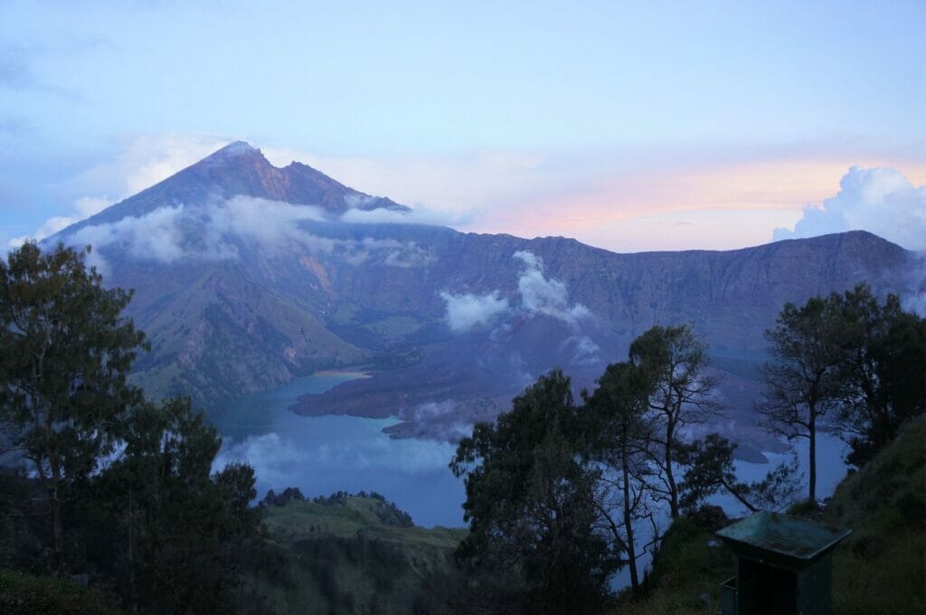 lever du soleil sur le mont Rinjani et le cratère du parc national