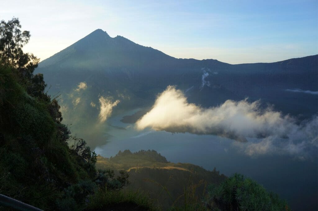 lever du soleil sur le Rinjani et le cratère