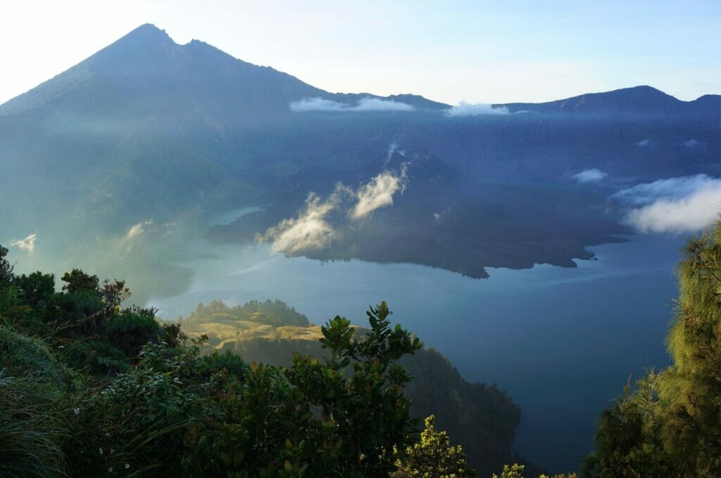 lever du soleil sur le Rinjani et le cratère