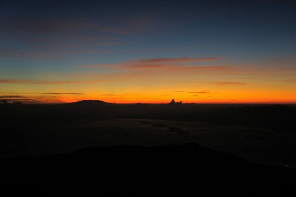 lever du soleil depuis le sommet du volcan Rinjani