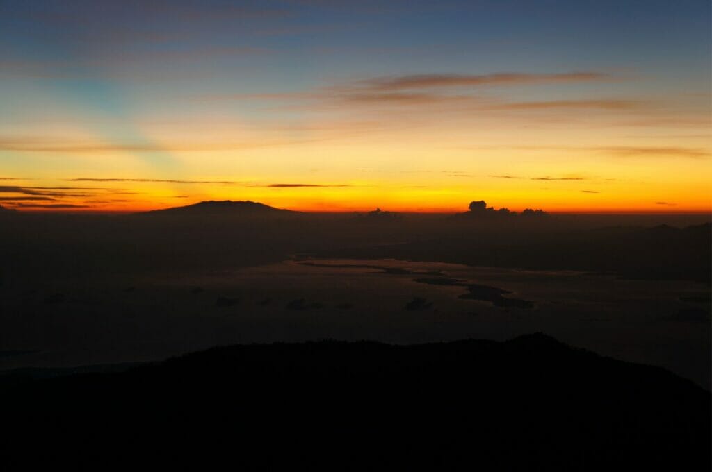 lever du soleil depuis le sommet du volcan Rinjani