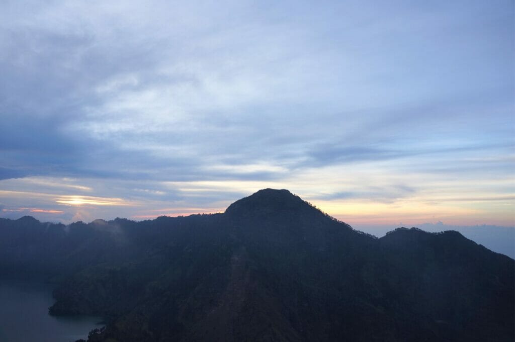 coucher du soleil au pied du volcan Rinjani