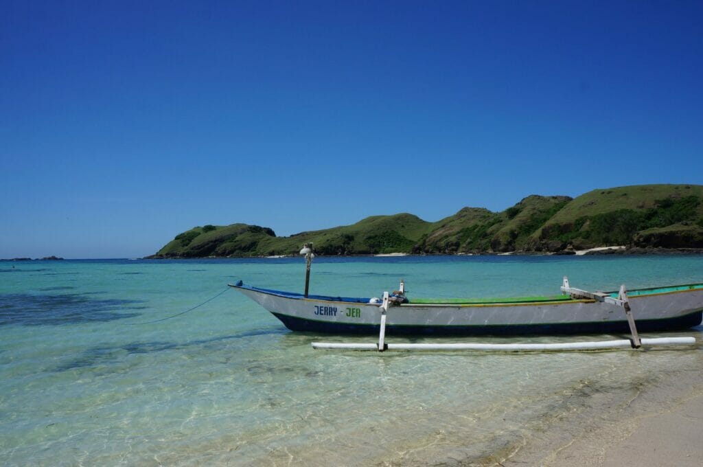 bateau indonesien sur la plage de kuta lombok