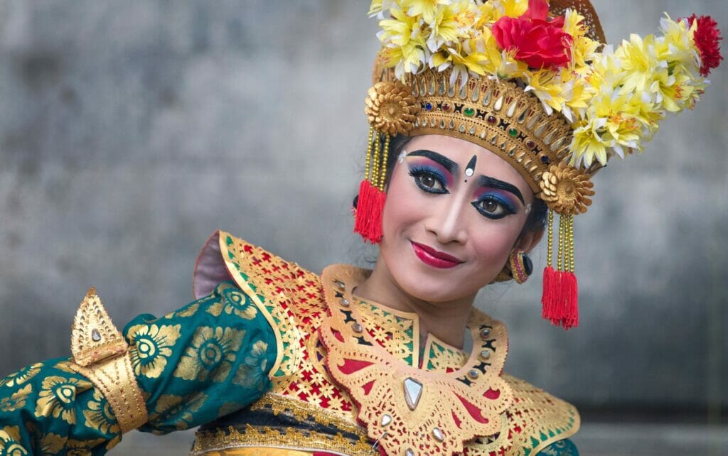 une danseuse balinaise qui danse le legong