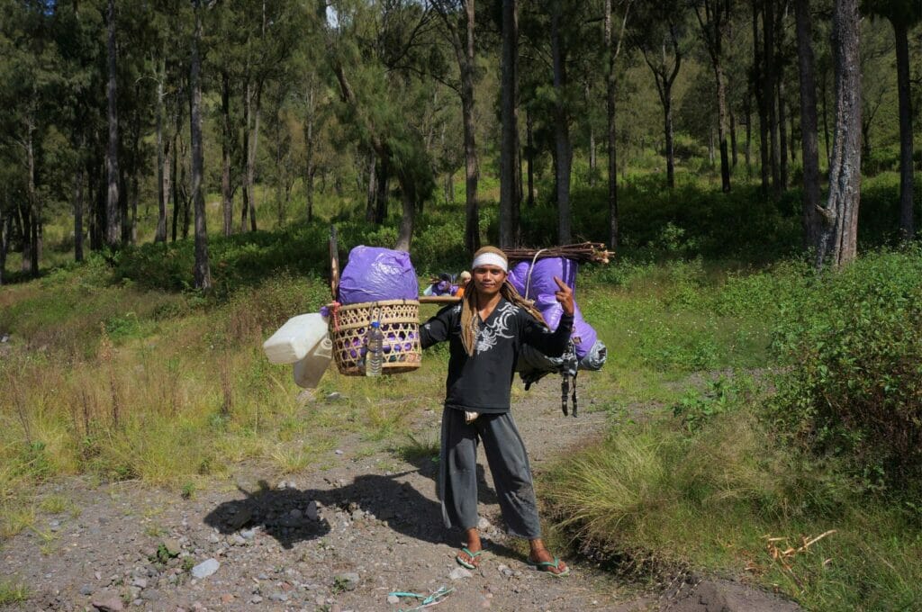 un des porteurs du trek vers le rinjani