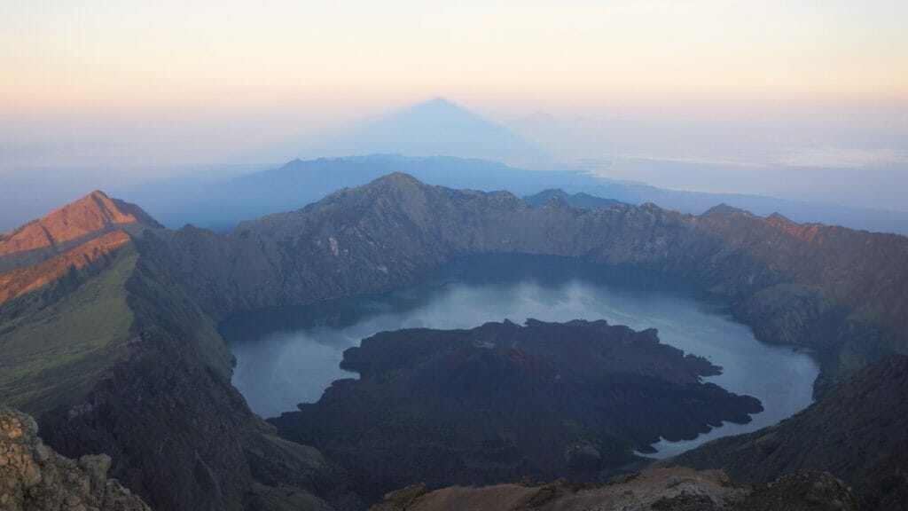 le lever du soleil depuis le sommet du gunung rinjani