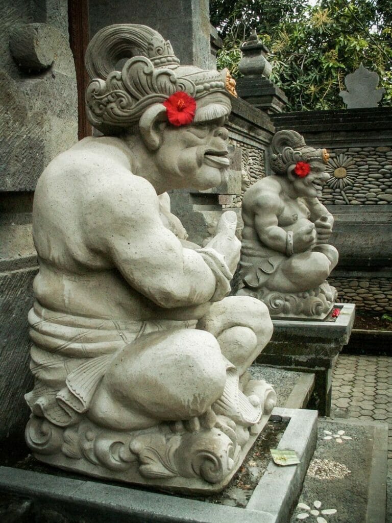 sculptures devant un temple d'Ubud