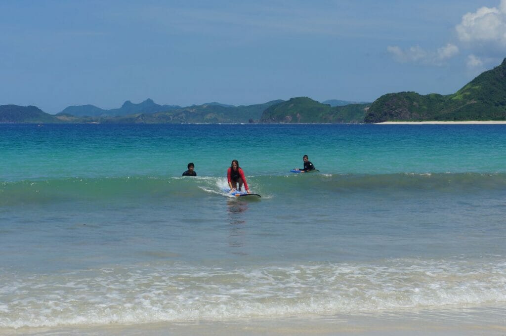 les surfeurs en herbe sur la plage de Selong Belanak à Lombok