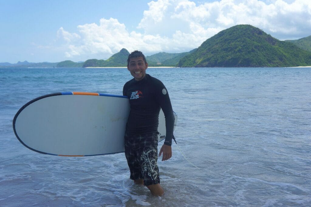 les surfeurs en herbe sur la plage de Selong Belanak à Lombok