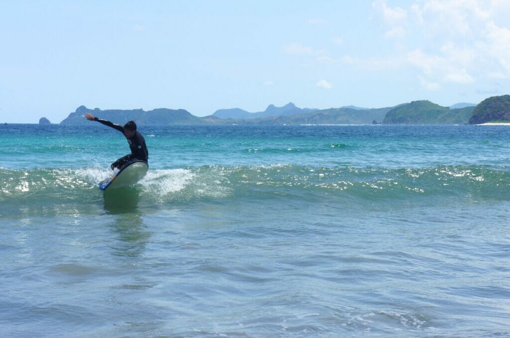 les surfeurs en herbe sur la plage de Selong Belanak à Lombok