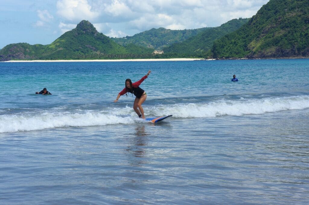 les surfeurs en herbe sur la plage de Selong Belanak