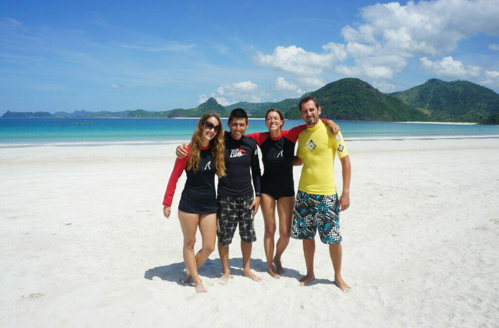 les surfeurs en herbe sur la plage de Selong Belanak