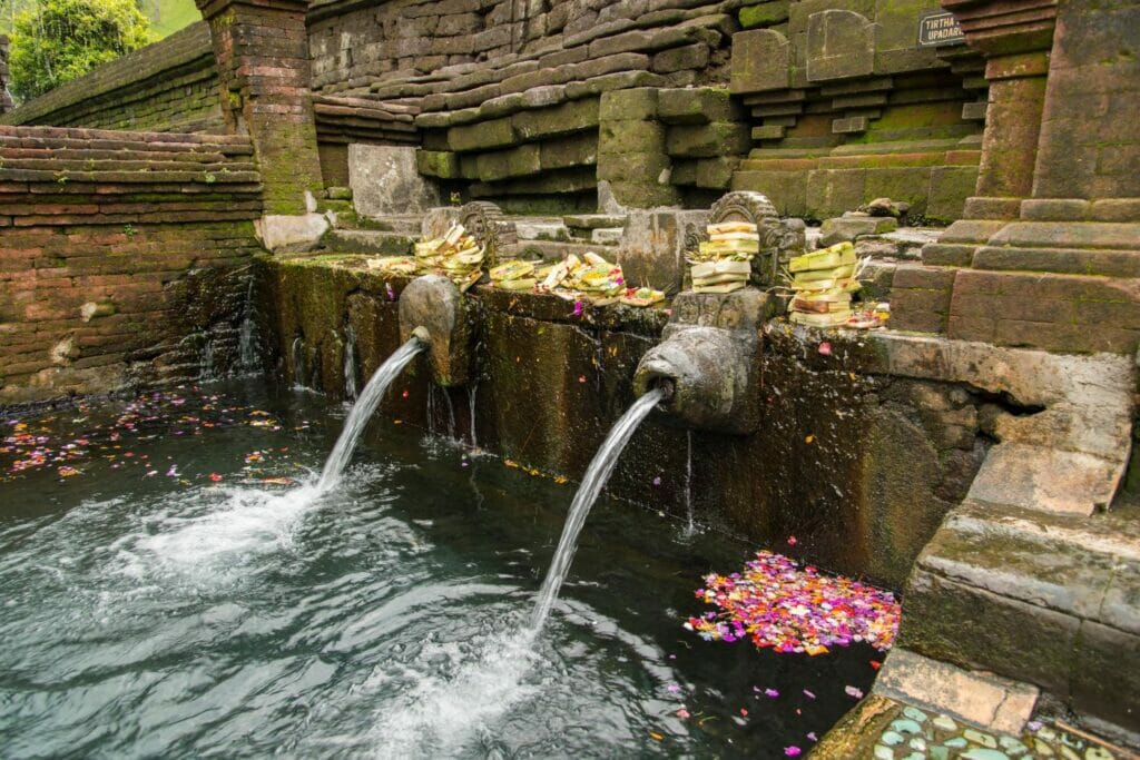 le temple de l'eau tirta empul avec son bassin pour le rituel de purification