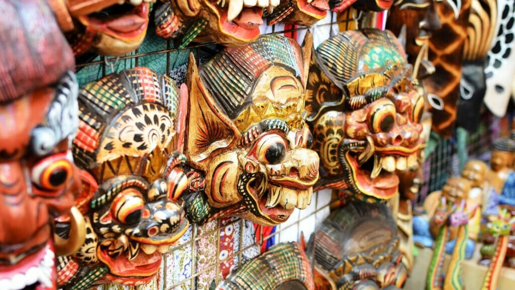 des masques au marché d'ubud à bali