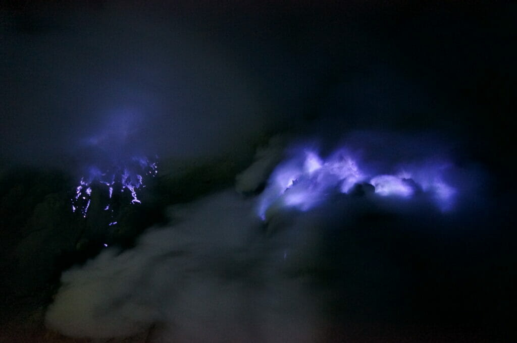 les flammes bleues du cratère du volcan Ijen