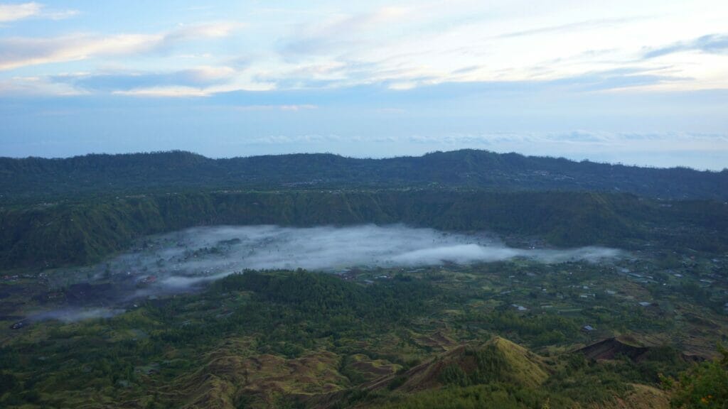 vue du sommet du volcan batur au nord de Bali